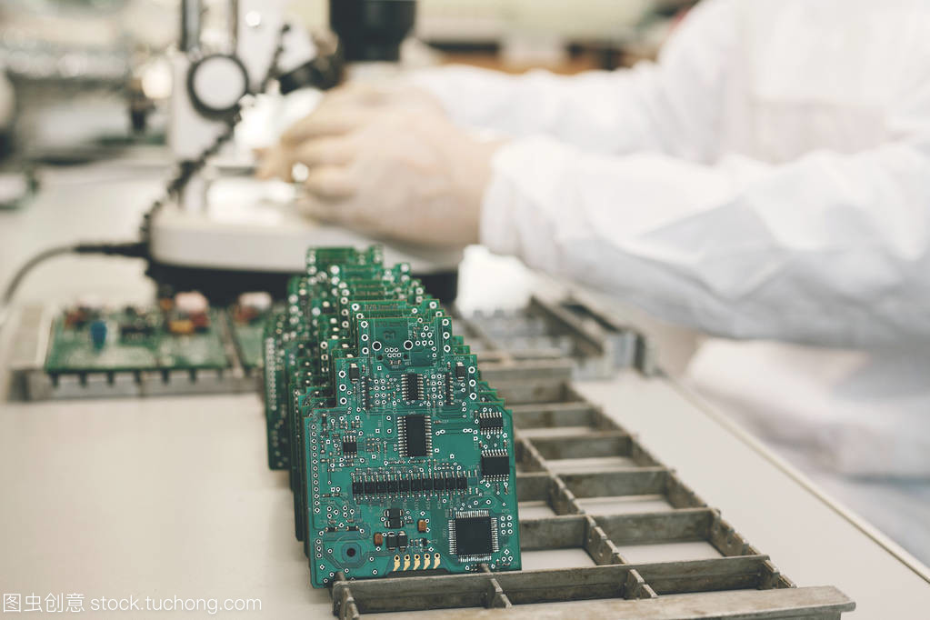 现代技师在电子与计算机技术领域的核心角色